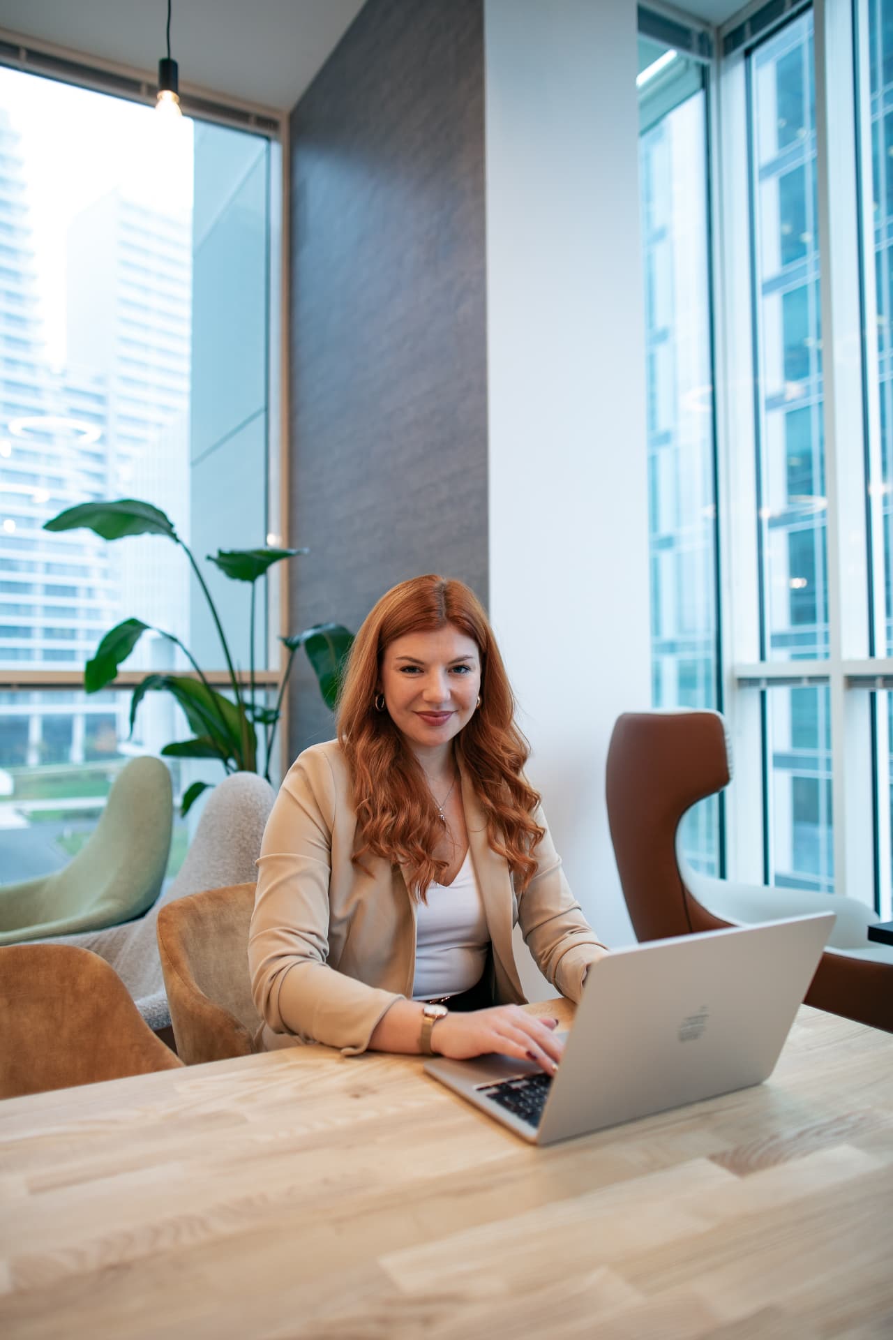 Petra Hůlková, autorka programu Ginger Social Start, u notebooku